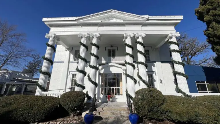 Wide shot exterior of Mesón Sabika