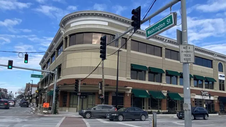 Exterior of former Barnes and Noble building in downtown Naperville where Fidelity will be moving in