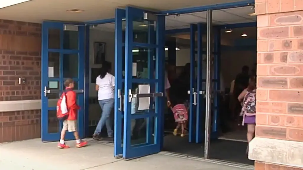 Students entering into front doors at IPSD 204 schools at entryway