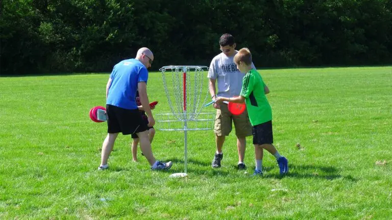 A family plays disc golf