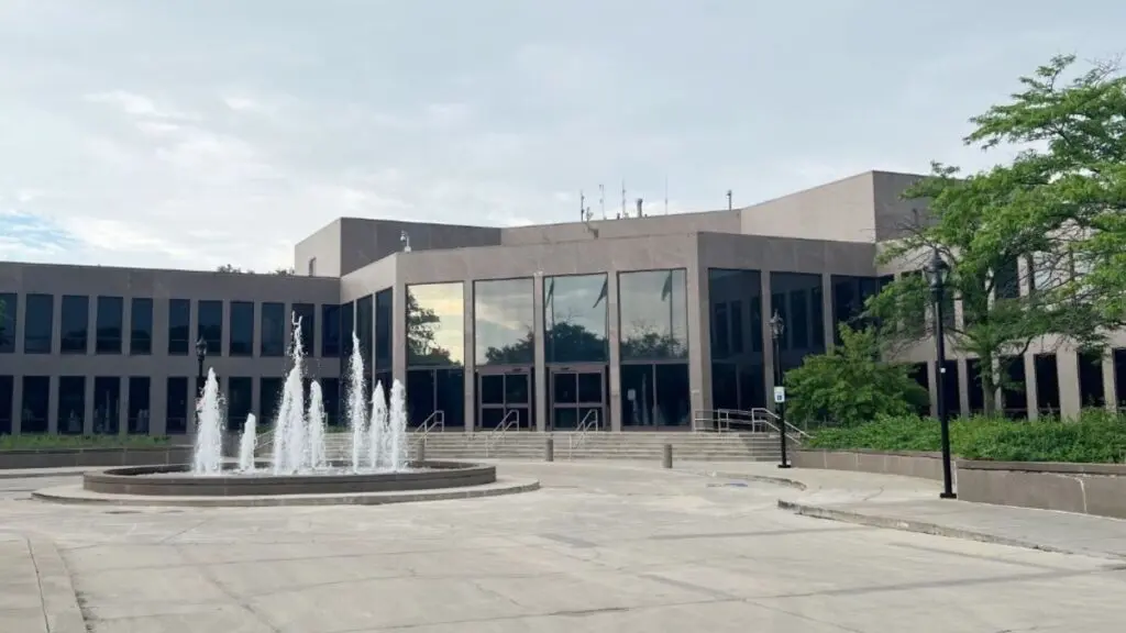 Exterior of Naperville Municipal Center and fountain