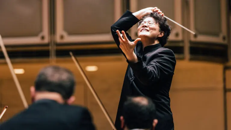 Maestra Mei-Ann Chen conducts the Chicago Sinfoinetta.