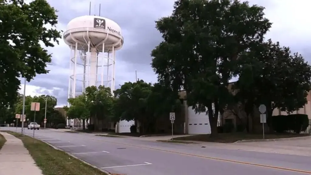 5th avenue and water tower. Naperville City Council hears new ideas for revamping 5th Avenue area
