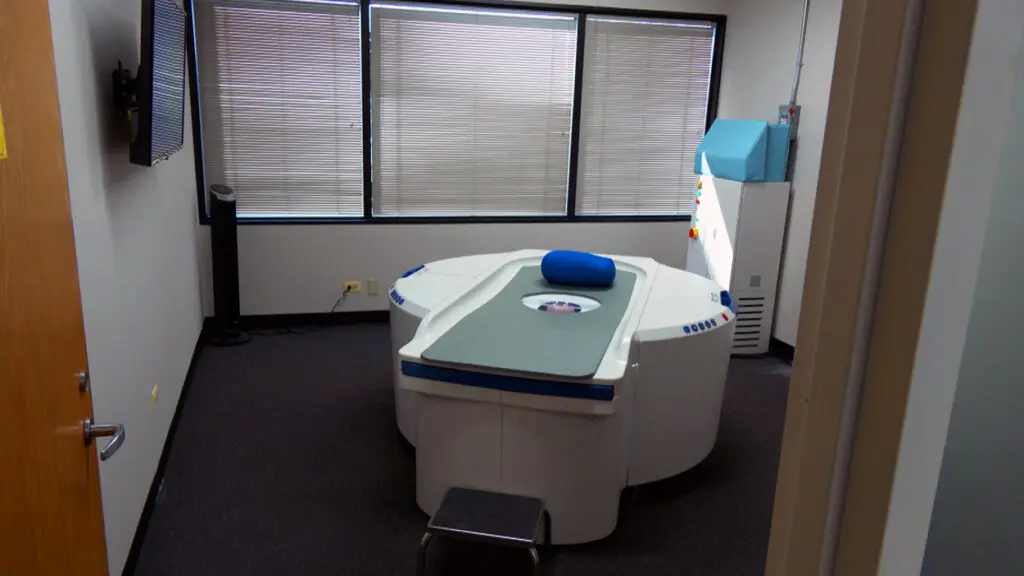 A Koning Vera Breast CT in an exam room.