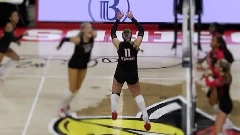 Ellie Stiernagle’s swift set earns a point.