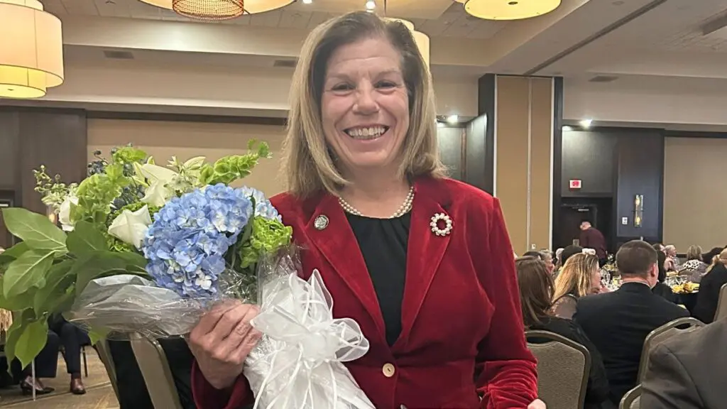 Elizabeth Braham Spencer at KidsMatter EMPOWER Gala holding bouquet of flowers