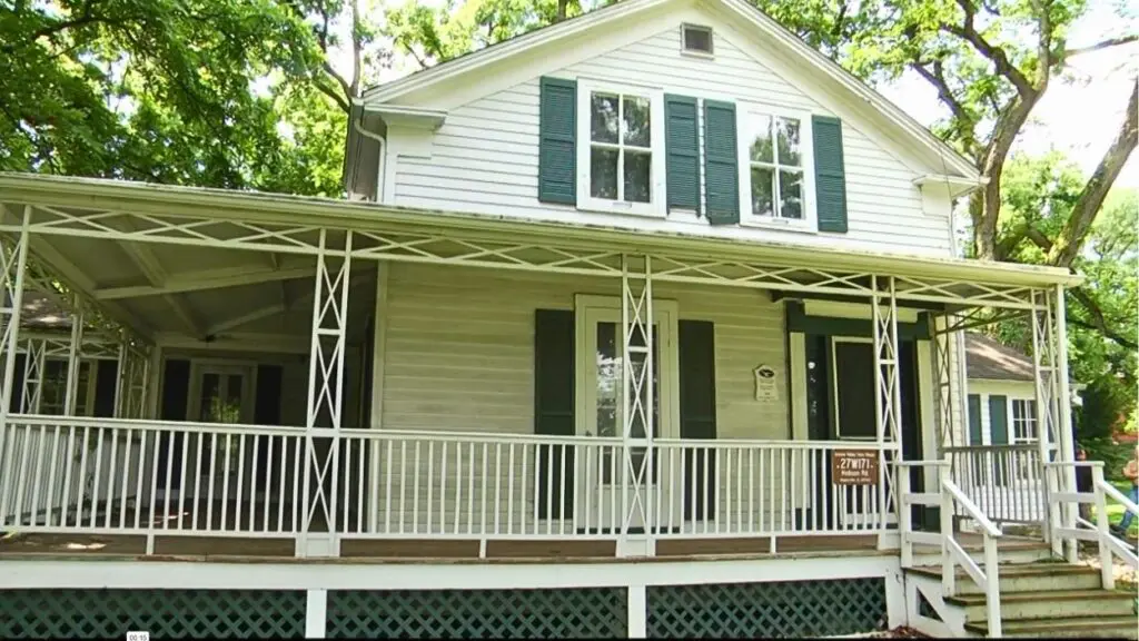 Front view of Oak Cottage