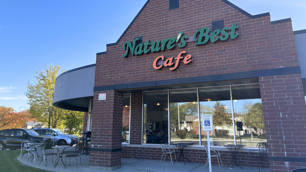 Storefront of Nature's Best Cafe in Naperville