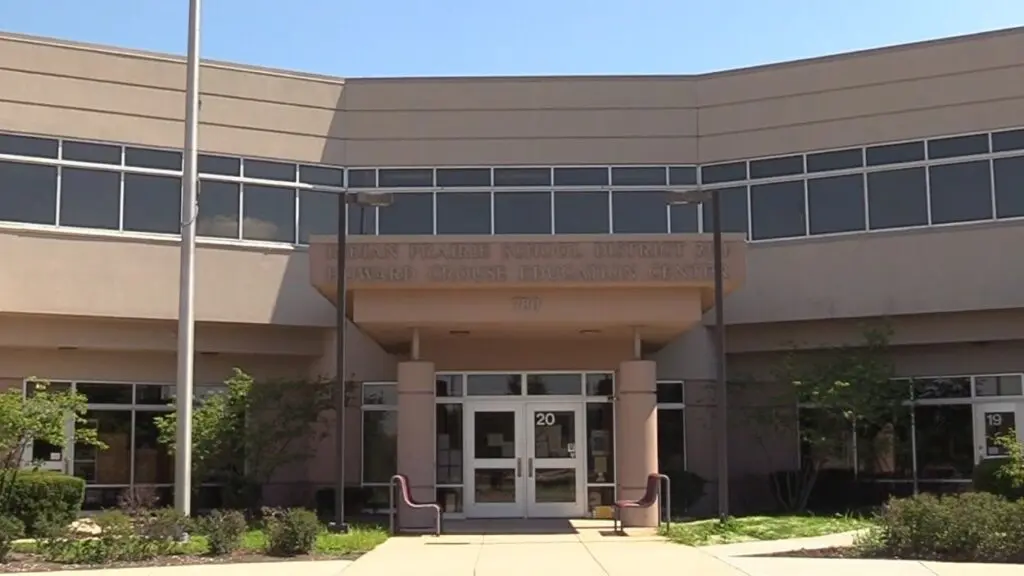 Wide shot of IPSD 204 administration building