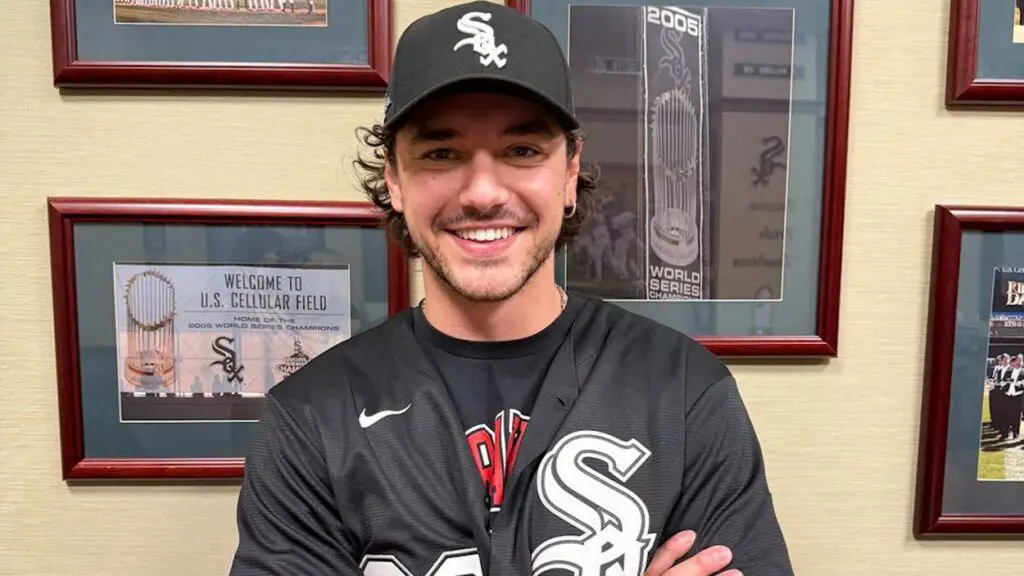 Naperville native Belmont Cameli throws out first pitch at White Sox ALDS game