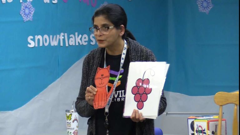 Vinita Naik teaching Dual Language Storytime