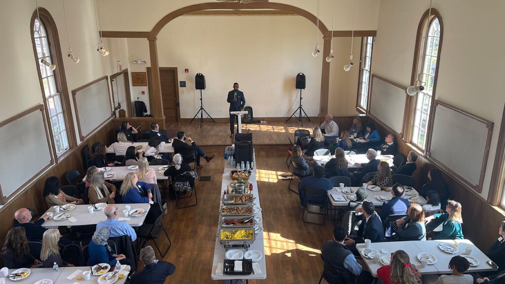 Wide shot of the room during the unity breakfast