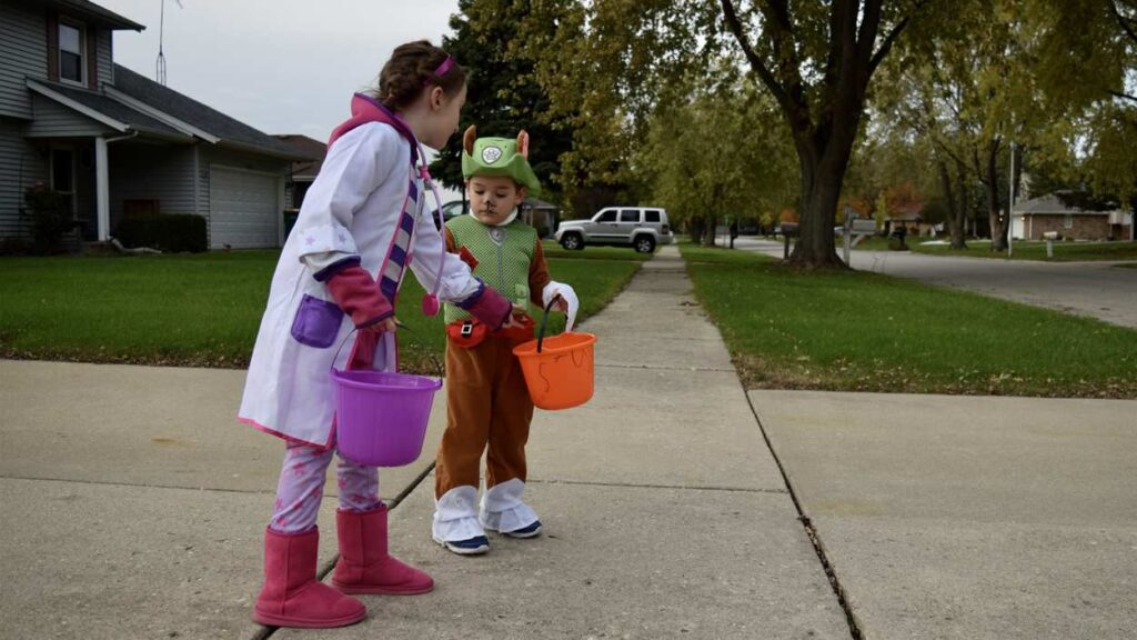 2 kids trick-or-treating in costumes