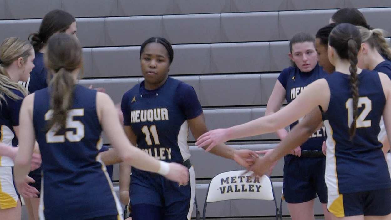 Neuqua Valley girls basketball pulls ahead in the fourth against Metea