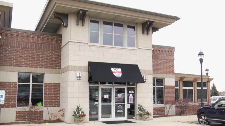 Exterior image of Aurelio's Pizza in Springbrook Square Naperville