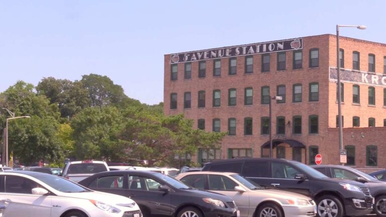 5th Avenue train station parking lot