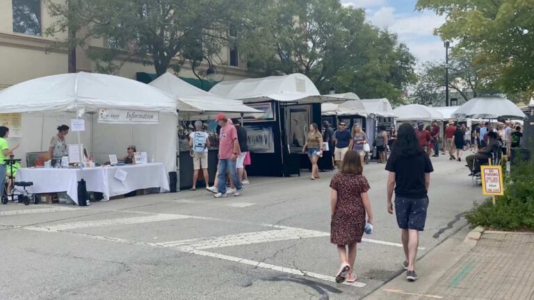 people walking into the Riverwalk Fine Art Fair