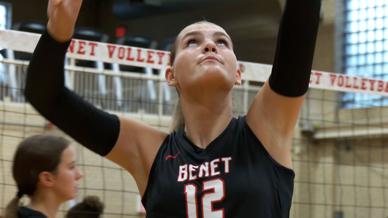 Benet Academy girls volleyball steamrolls Metea Valley in straight sets