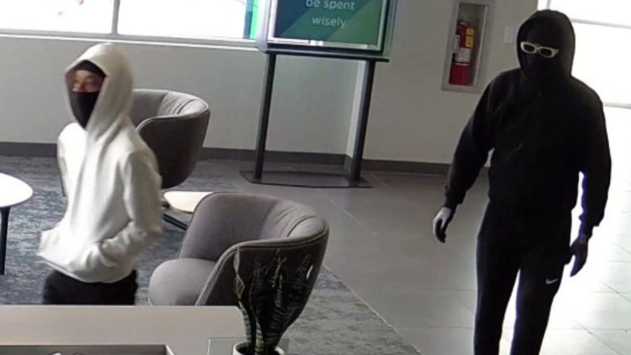 FBI offering reward for information on Naperville bank robbery suspects